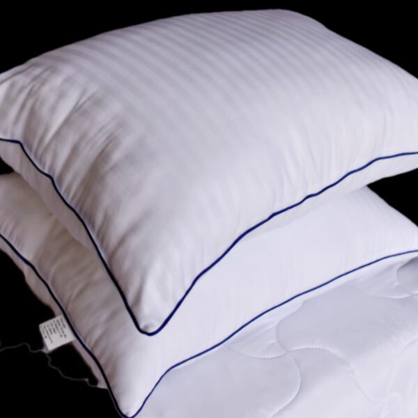 Pernă Clasică Royal 50/70 cm cu vipușcă